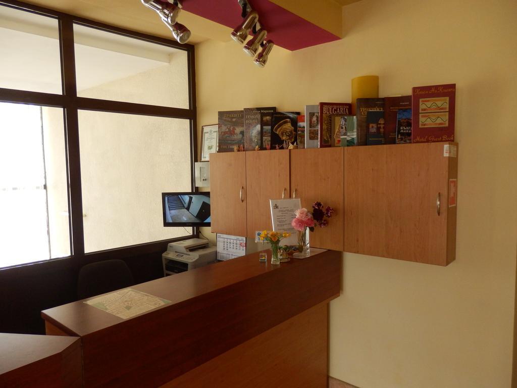 Семеен Хотел Роза Kazanlak Ngoại thất bức ảnh